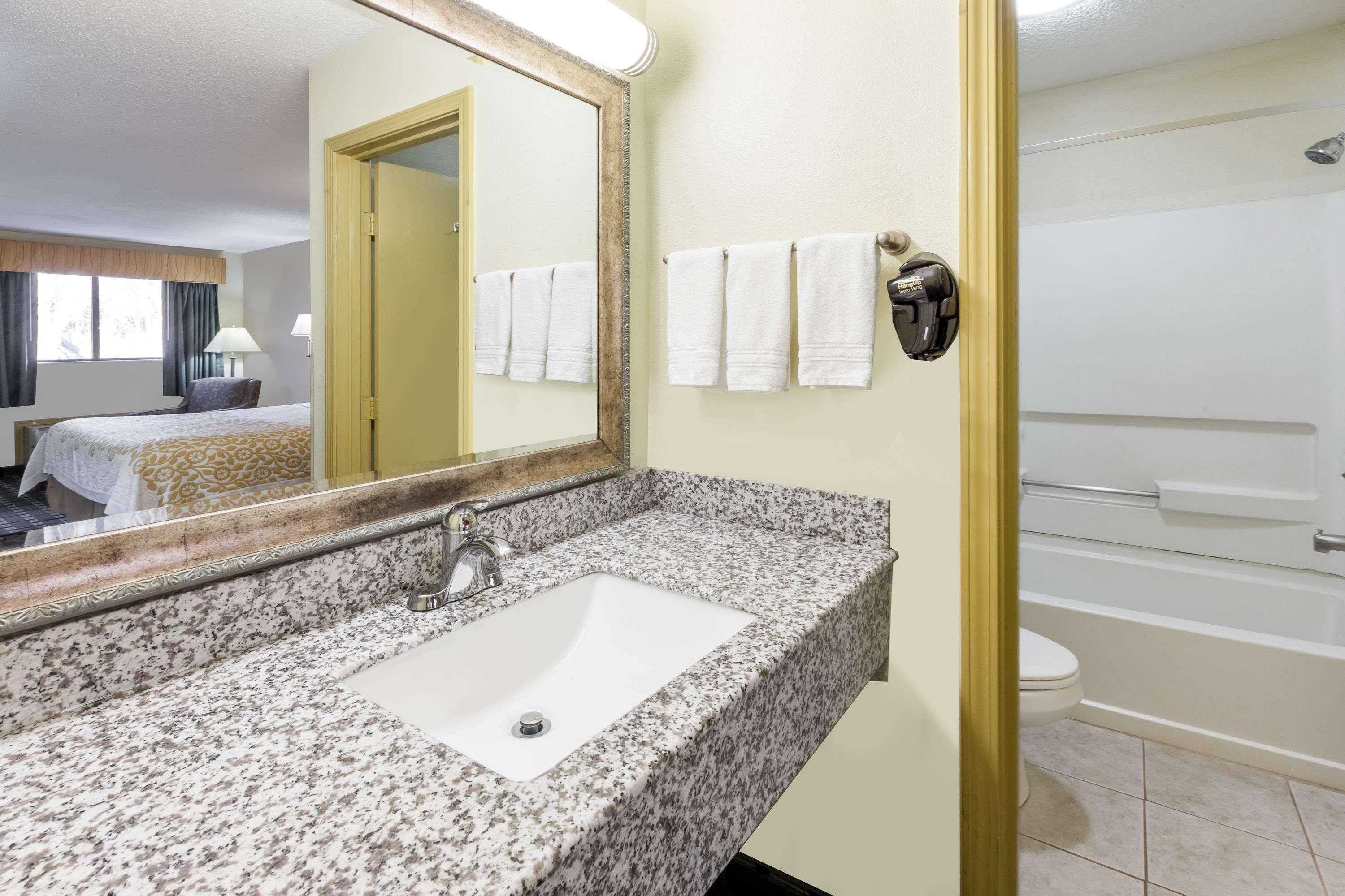 Days Inn By Wyndham Kent - Akron Buitenkant foto