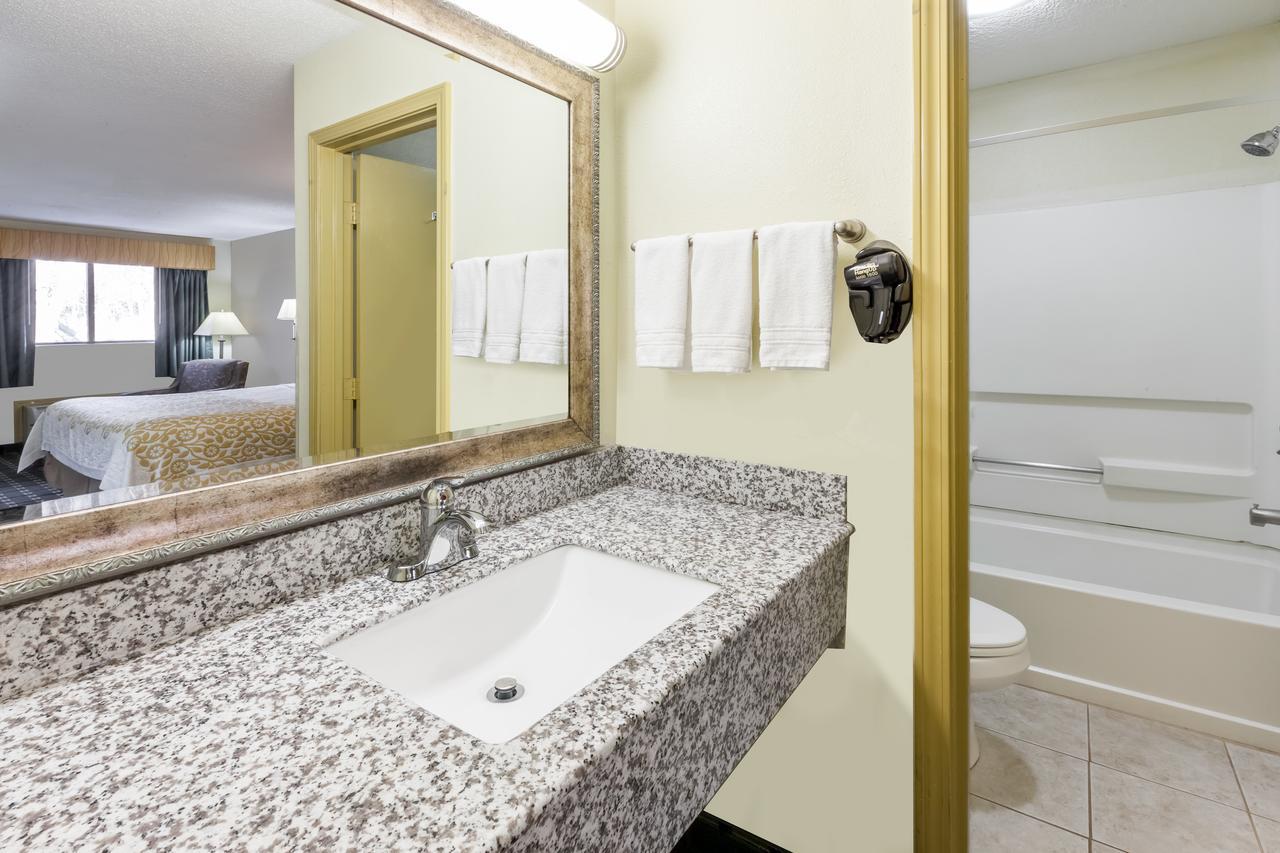 Days Inn By Wyndham Kent - Akron Buitenkant foto