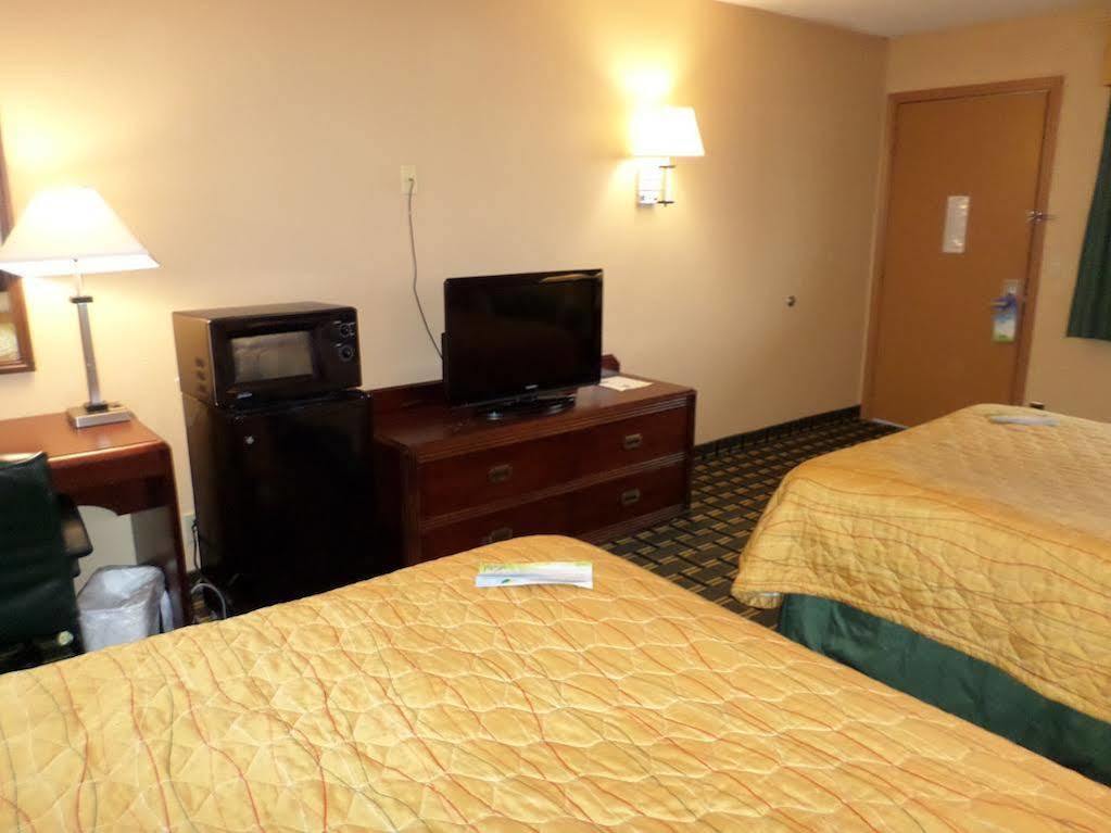 Days Inn By Wyndham Kent - Akron Buitenkant foto