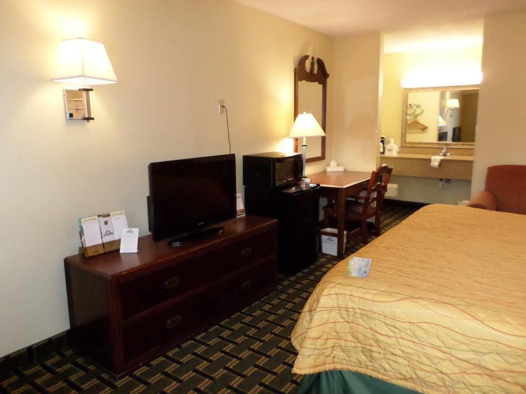 Days Inn By Wyndham Kent - Akron Buitenkant foto
