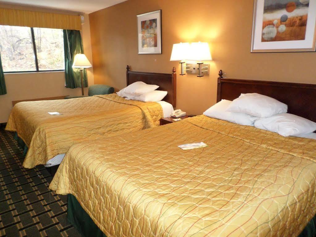 Days Inn By Wyndham Kent - Akron Buitenkant foto